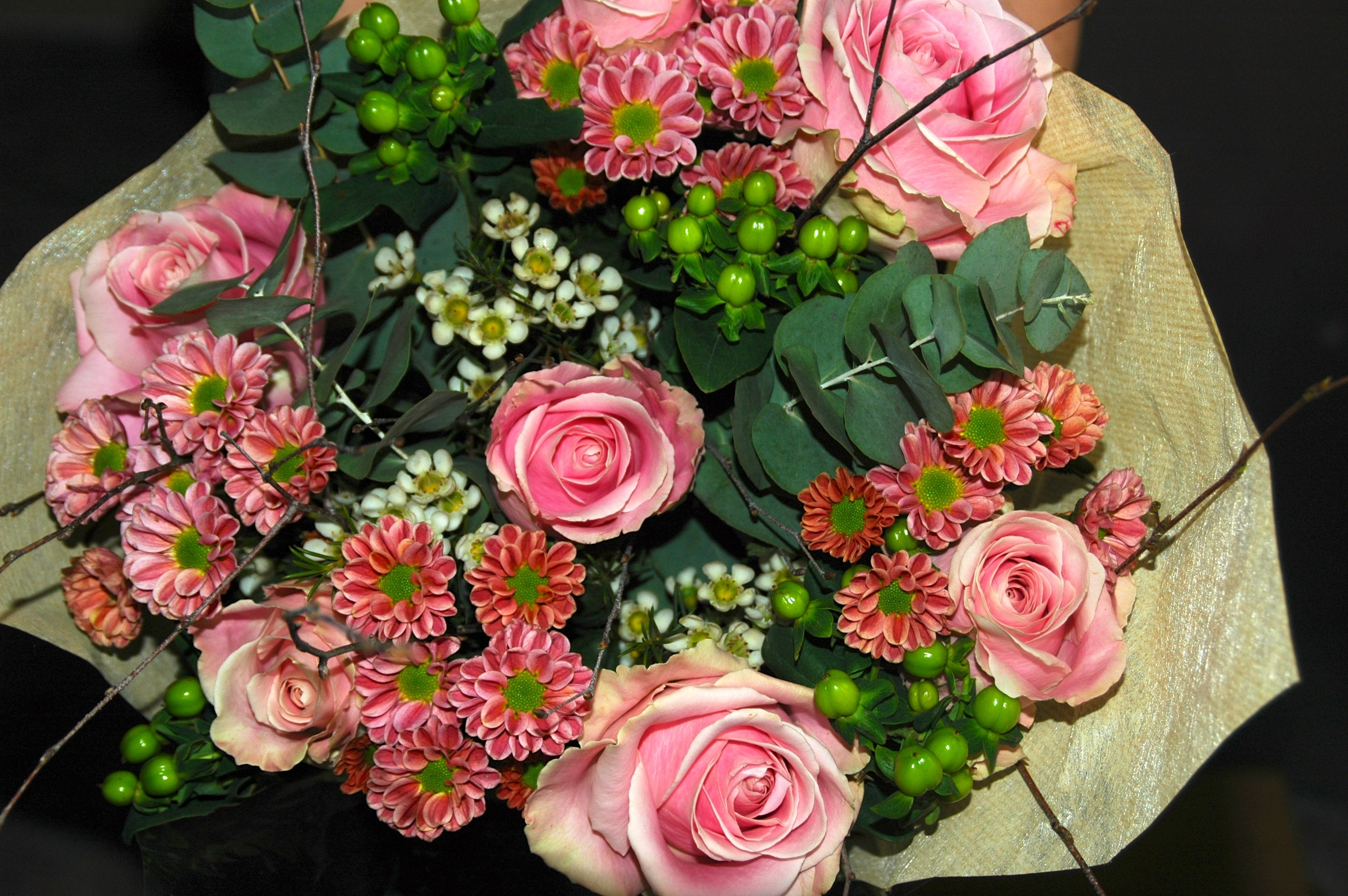 Zdjęcie przedstawia bukiet różowych róż 