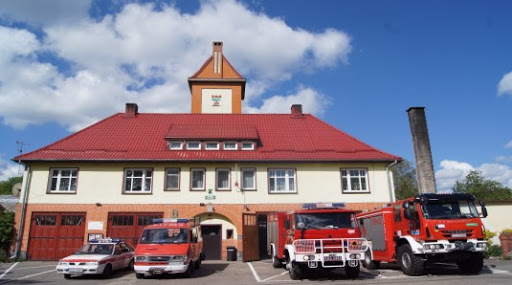 Zdjęcie przedstawia remizę strażacką ochotniczej straży pożarnej w bariwcach.