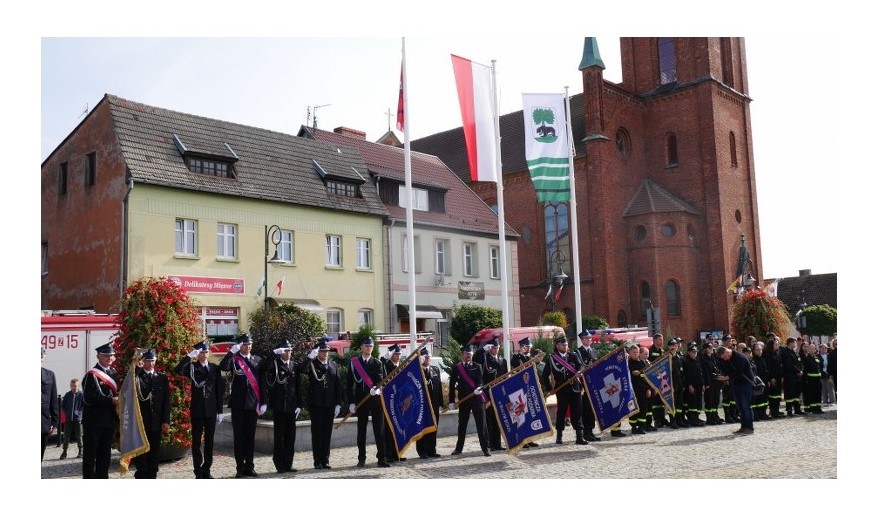 Strażacy barwickich OSP na Placu Wolności w Barwicach w trakcie uroczystości 75 jubileuszu istnienia OSP Barwice