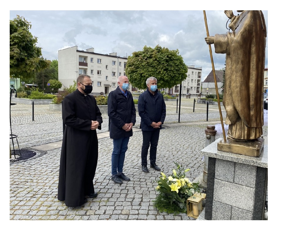 Od lewej ks. Adam Paź, Burmistrz Mariusz Kieling, Z-ca Burmistrza Robert Zborowski
