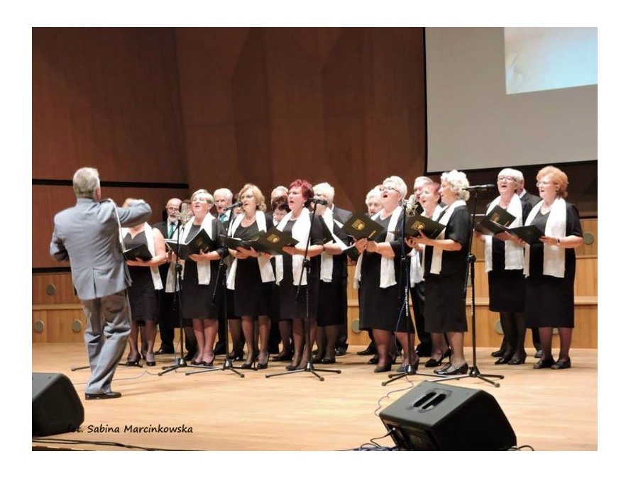 Chór "Chwytaj Dzień" na scenie w trakcie występu