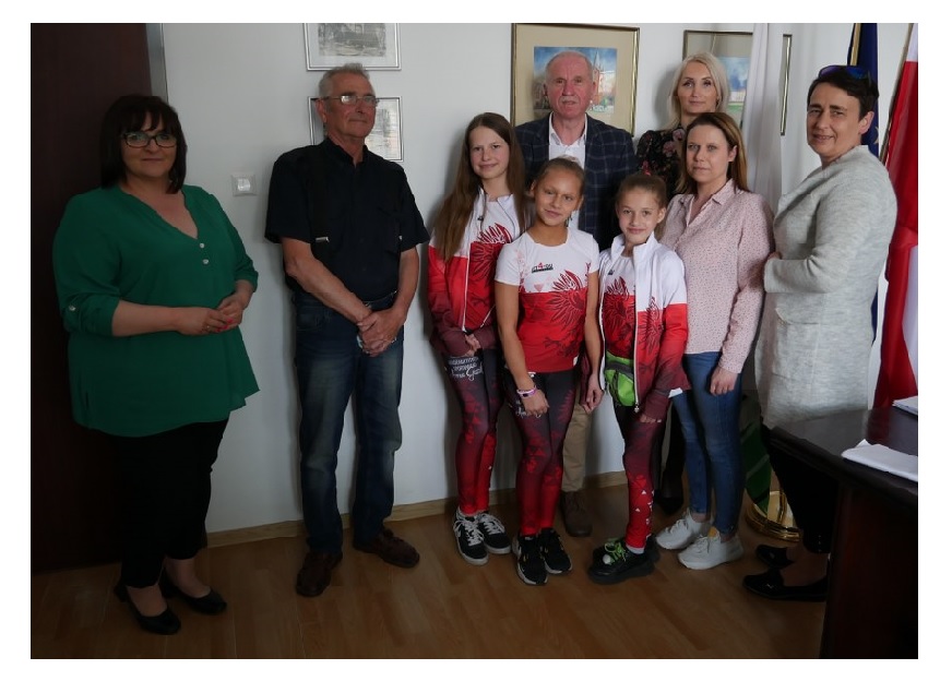 Nagrodzeni sportowcy wraz z rodzicami w gabinecie Burmistrza Barwic