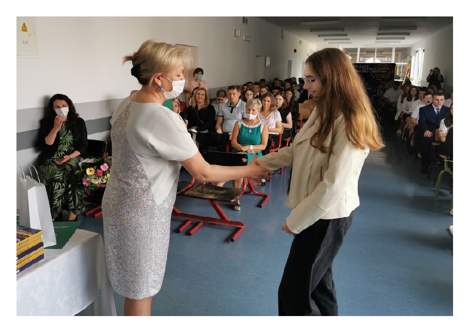 Dyrektor szkoły Małgorzata Krawczyk Figlarz składa gratulacje uczennicy
