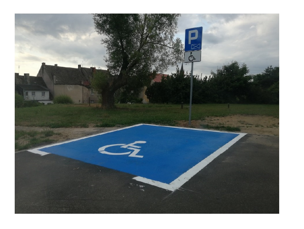 Znak poziomy P-24 namalowany na parkingu