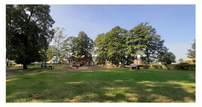 Widok na plac zabaw w parku miejskim w Barwicach