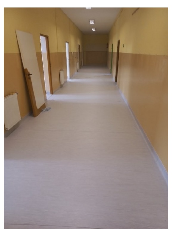 Korytarz szkoły w Starym Chwalimiu