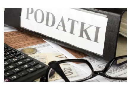 Segregator z napisem podatki, kalkulator oraz okulary