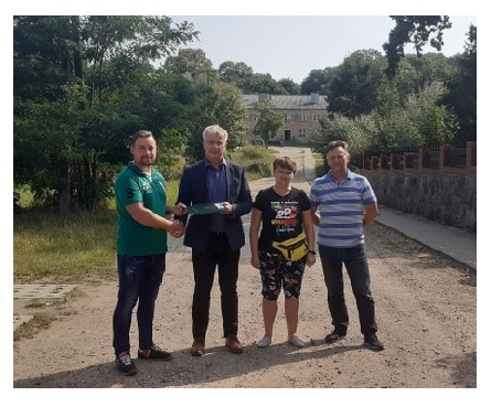 Zastępca Burmistrza Barwic Robert Zborowski wraz z Sołtys Iwoną Rykaluk, wykonawcą oraz inspektorem