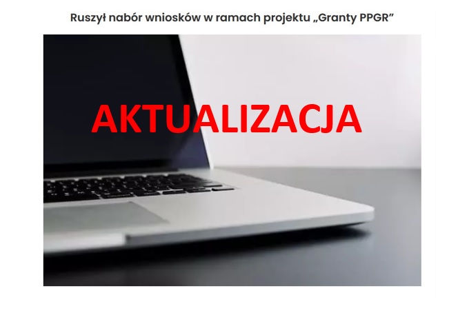 Laptop i napis AKTULIZACJA