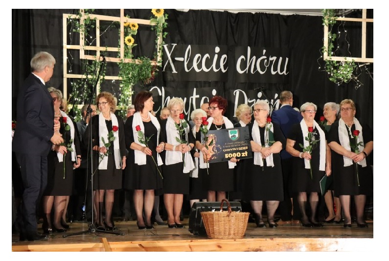 Chór Chwytaj dzień na scenie w trakcie występu