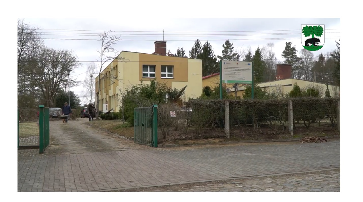 Budynek po byłej szkole podstawowej w Piaskach