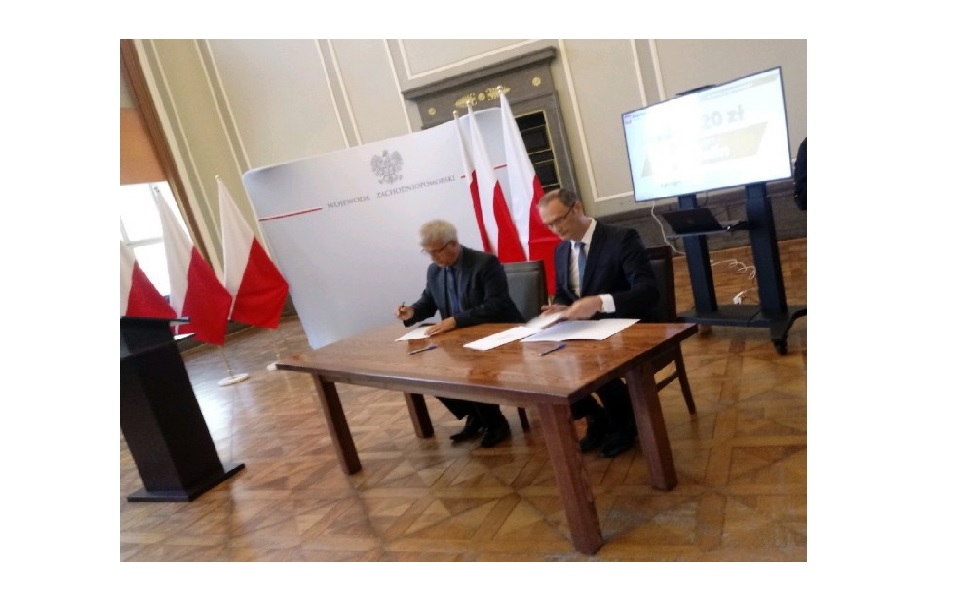 na zdjęciu zastępca Burmistrza Barwic Robert Zborowski i I Wicewojewoda Zachodniopomorski Tomasz Wójcik podpisują umowę