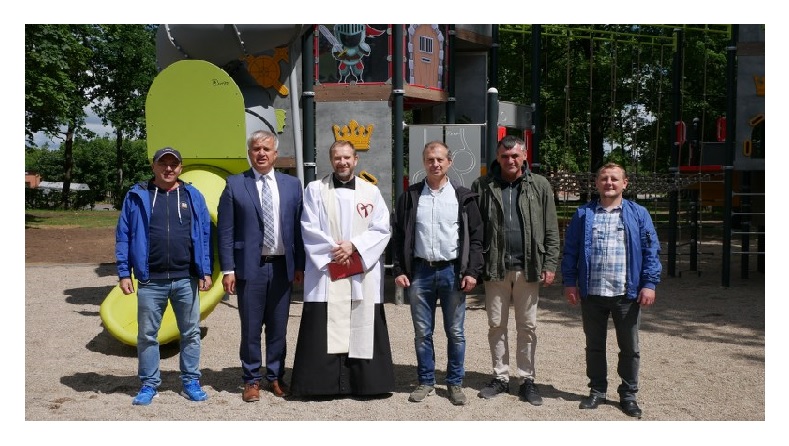 Od lewej: Projektant Marcin Batko, Zastępca Burmistrza Barwic Robert Zborowski, ks. Proboszcz Adam Paź,  Kierownik robót Jan Drapała, Wykonawca Klaudiusz Półtorak, Kierownik referatu infrastruktury Piotr Kikun