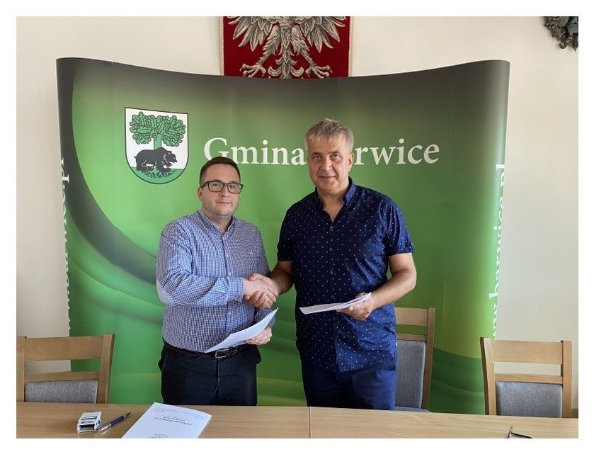 Zastępca Burmistrza Barwic Robert Zborowski podpisał umowę z Wykonawcą firmą GORBUD Sp. z o.o. ze Świdwina, którą reprezentował Pełnomocnik p. Wojciech Burdyński.