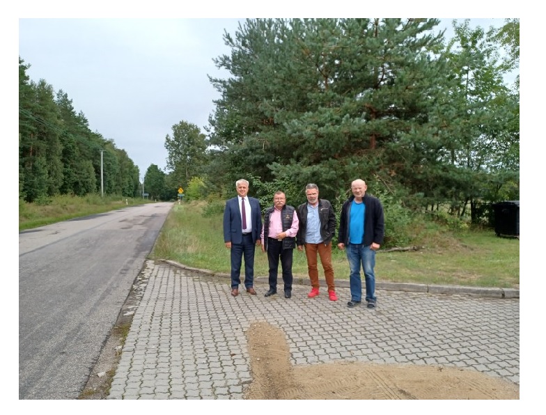 Zastępca Burmistrza Barwic Robert Zborowski, Wykonawca Wiesław Werner, Kierownik budowy Sławomir Zienkiewicz oraz Inspektor Nadzoru Edward Woźniak.