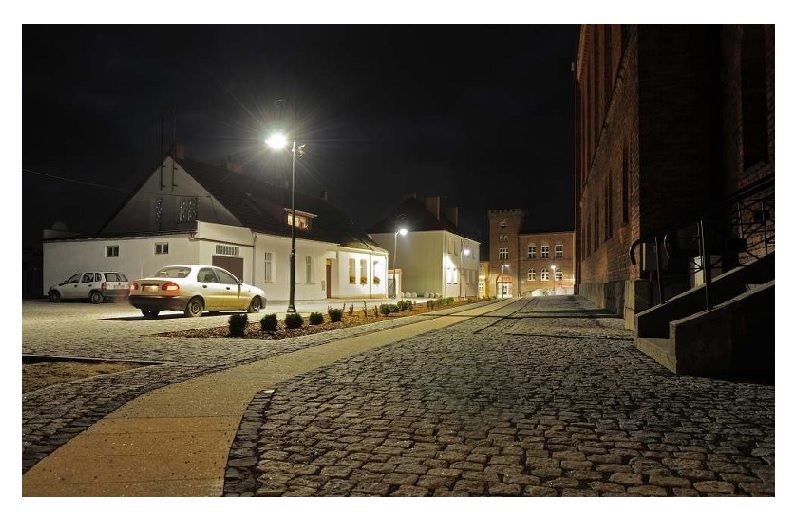 Plac Wolności w Barwicach nocą