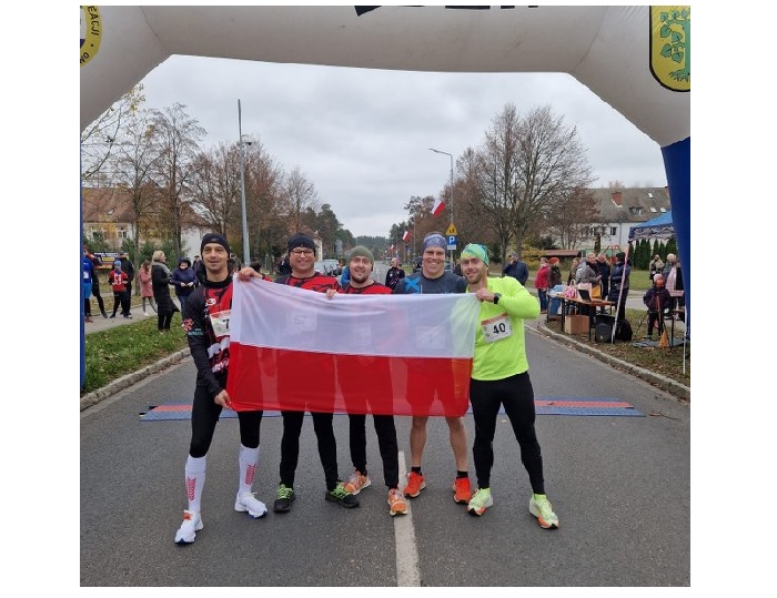 na zdjęciu Piotr Małek, Marcin Nowakowski, Łukasz Kaczmarczyk, Dawid Frączak i Tomasz Chmielewski podczas biegu w Bornem Sulinowie