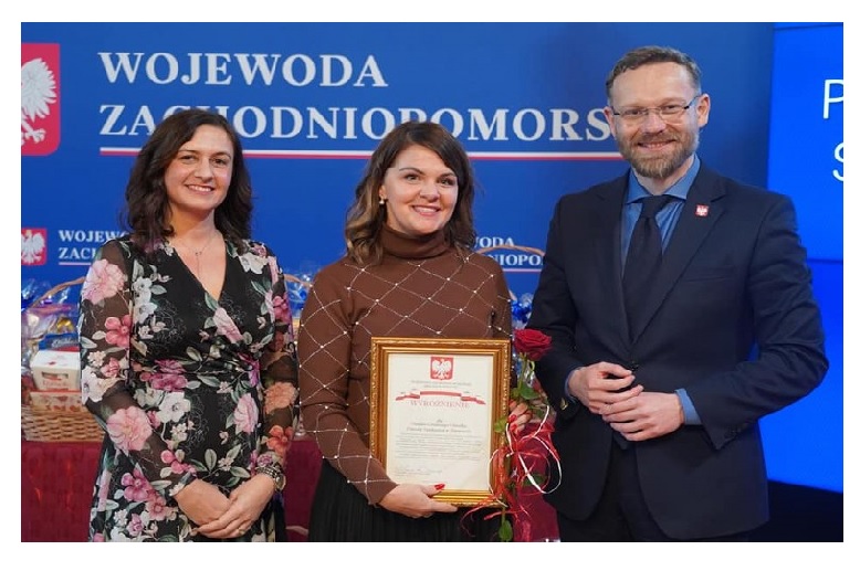 Edyta Kozłowska odbiera wyróżnienie z rąk wojewody zachodniopomorskiego Zbigniewa Boguckiego