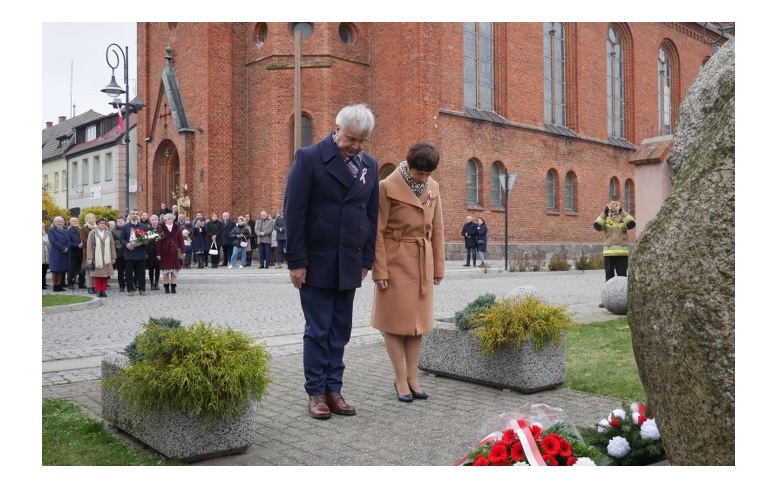 na zdjęciu Z-ca Burmistrza Barwic Robert Zborowski oraz członek Zarządu Powiatu Szczecineckiego Anna Kieling po złożeniu kwiatów pod pomnikiem