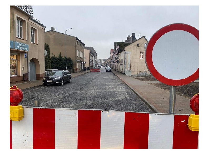 na zdjęciu zamknięta ul. Wojska Polskiego w ciągu drogi 171