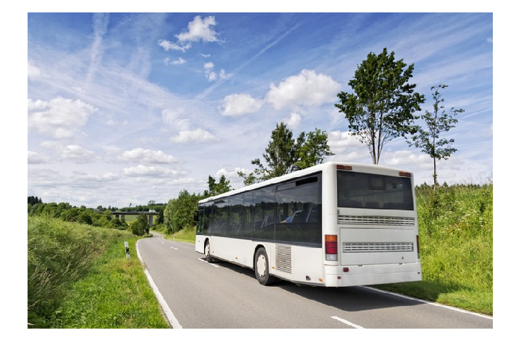 na zdjęciu autobus jadący drogą