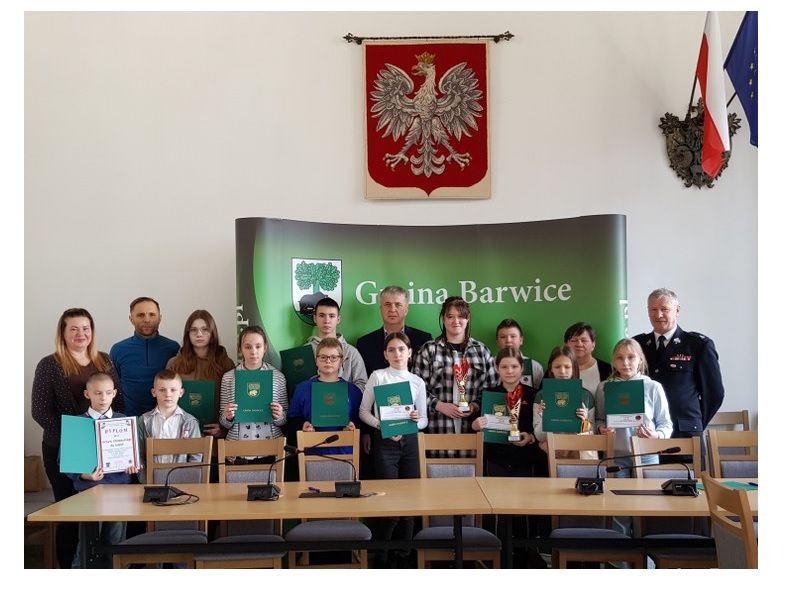 na zdjęciu młodzież, opiekunowie oraz Z-ca Burmistrza Barwic podczas konkursu wiedzy pożarniczej