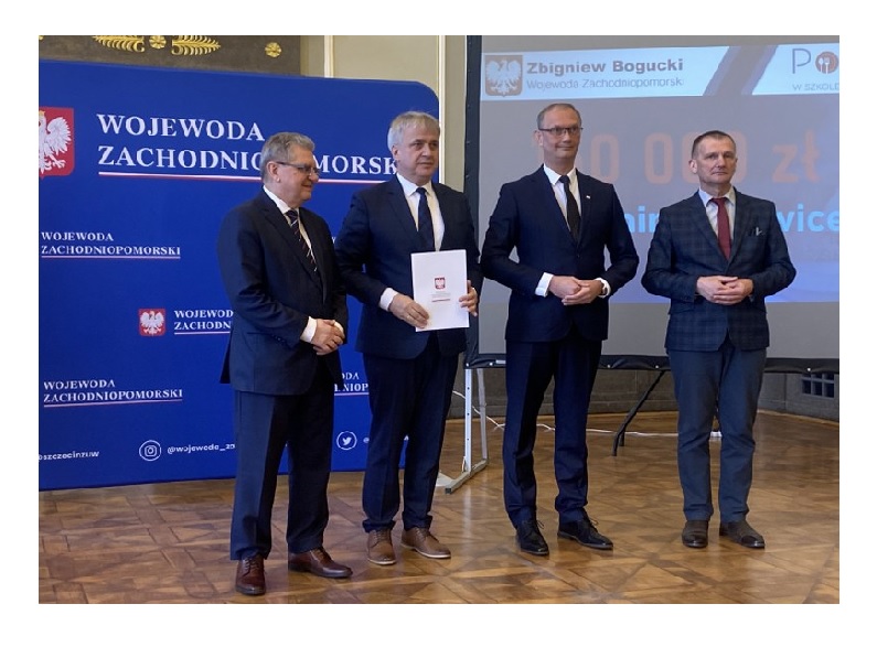 Zastępca Burmistrza Barwic Robert Zborowski odbiera umowę o dofinansowanie programu Posiłek w domu i szkole