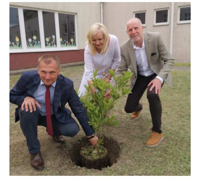 Na zdjęciu Dyrektor Szkoły Małgorzata Krawczyk - Figlarz, Burmistrz Barwic Mariusz KIeling i Zachodniopomorski Wicekurator Oświaty Bogusław Ogorzałek