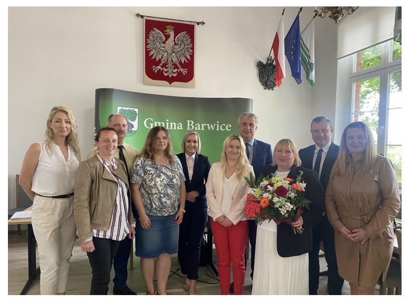 Na zdjęciu Dyrektor Szkoły Podstawowej w Starym Chwalimiu oraz członkowie komisji konkursowej