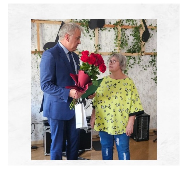 na zdjęciu Z-ca Burmistrza Barwic Robert Zborowski i Pani Zofia Jakubik