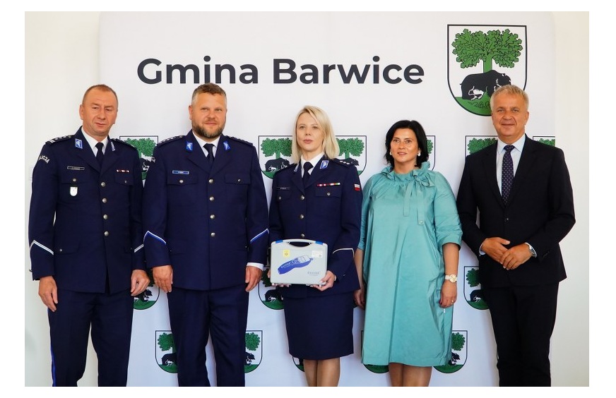 Nowy sprzęt dla Policji w Barwicach – wspólne działania na rzecz bezpieczeństwa