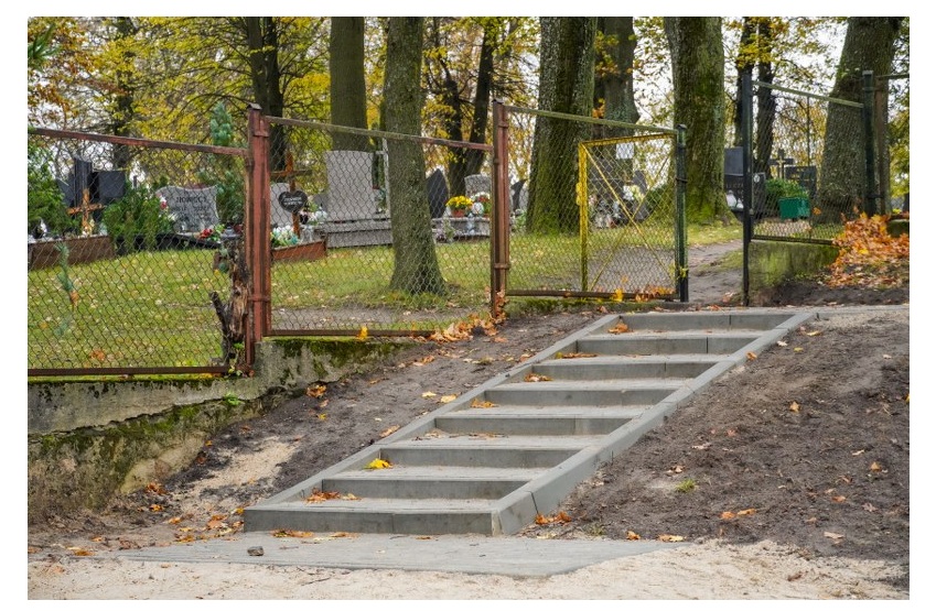 Nowe schody przy wejściu na cmentarz w Barwicach