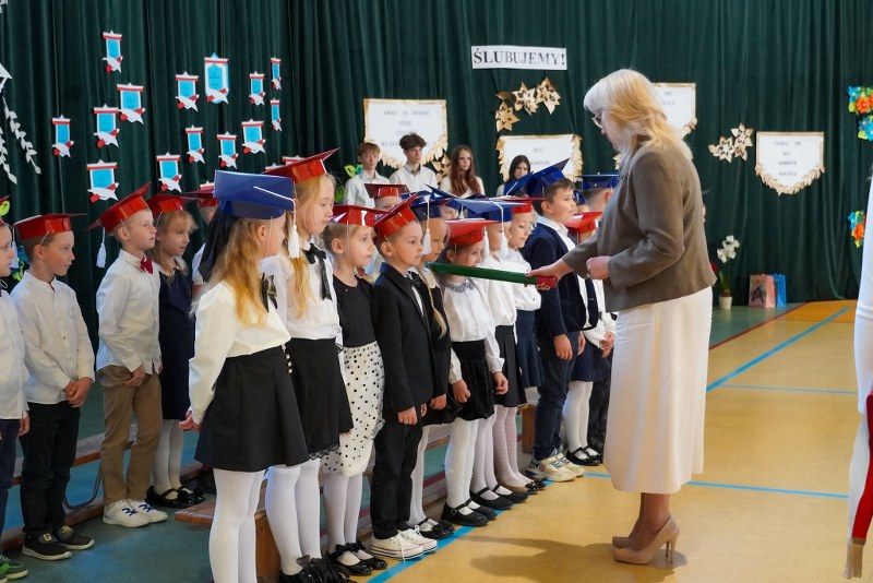 Ślubowanie uczniów klas pierwszych w Szkole Podstawowej w Barwicach