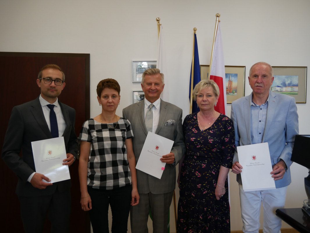 Wójt Patryk Makowski, Marszałek Stanisław Wziątek oraz Burmistrz Mariusz Kieling oraz Skarbniczki pozują z umowami