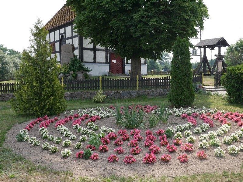 teren kościoła w Ostrowąsach