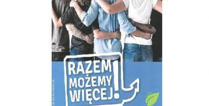 Plakat programu Razem Możemy Więcej przedstawiający zdjęcie stojących tyłem i obejmujących się ludzi