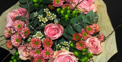 Zdjęcie przedstawia bukiet różowych róż 