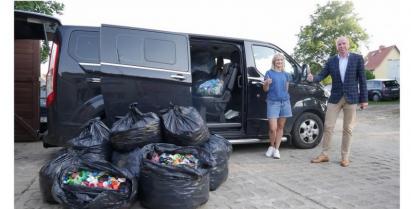 Burmistrz Barwic Mariusz Kieling oraz Justyna Gringel w trakcie przekazania plastikowych korków