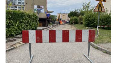 Rozkopana ulica Kościuszki tablica w poprzek drogi uniemożliwiająca wjazd