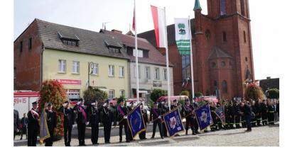 Strażacy barwickich OSP na Placu Wolności w Barwicach w trakcie uroczystości 75 jubileuszu istnienia OSP Barwice
