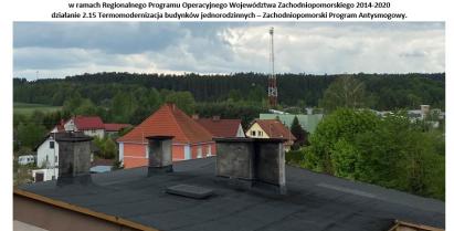 Zdjęcie dachu i kominów wraz z logowaniem unijnym