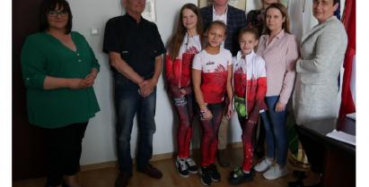 Nagrodzeni sportowcy wraz z rodzicami w gabinecie Burmistrza Barwic