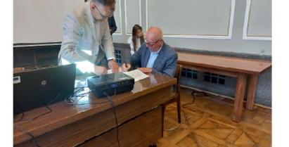 Burmistrz Mariusz Kieling podpisuje umowę spółki KZN