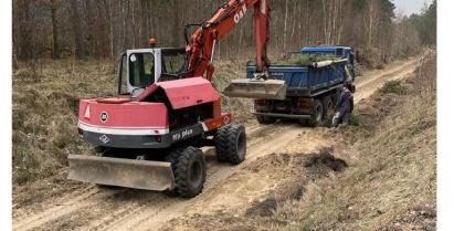 na zdjęciu koparki na drodze piaskowej