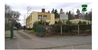 Budynek po byłej szkole podstawowej w Piaskach