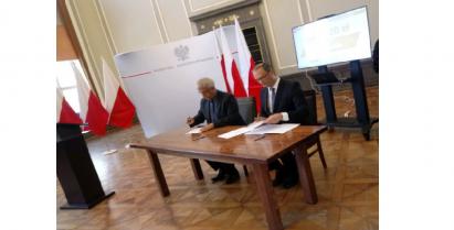 na zdjęciu zastępca Burmistrza Barwic Robert Zborowski i I Wicewojewoda Zachodniopomorski Tomasz Wójcik podpisują umowę