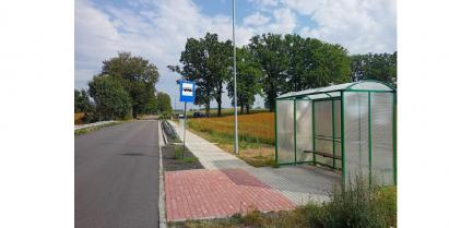 na zdjęciu przystanek autobusowy i nowe lampy