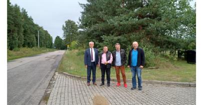 Zastępca Burmistrza Barwic Robert Zborowski, Wykonawca Wiesław Werner, Kierownik budowy Sławomir Zienkiewicz oraz Inspektor Nadzoru Edward Woźniak.