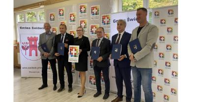 na zdjęciu Burmistrz Złocieńca K. Zacharzewski, Z-ca Burmistrza Barwic Robert Zborowski, Wójt Gminy Świdwin K. Lechocki, Wicemarszałek A. Bańkowska, Burmistrz Połczyna-Zdroju Sebastian Witek, Zastępca Burmistrza Czaplinka Janusz Bartczak
