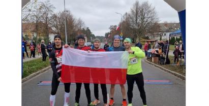 na zdjęciu Piotr Małek, Marcin Nowakowski, Łukasz Kaczmarczyk, Dawid Frączak i Tomasz Chmielewski podczas biegu w Bornem Sulinowie